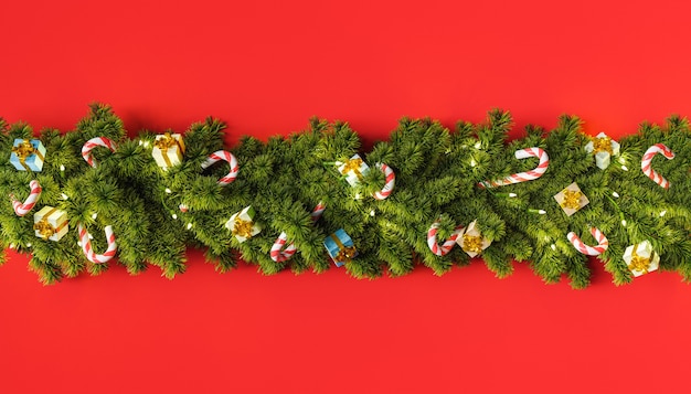 Ghirlanda di albero di Natale con regali e decorazioni di caramelle