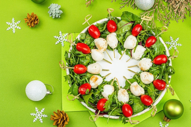 Ghirlanda di charcuterie in tradizionale disegno di colori per il Capodanno con decorazioni natalizie Snack moderno