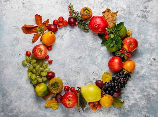 Ghirlanda di frutta autunnale. Frutti di stagione autunnali del Ringraziamento, vista dall'alto