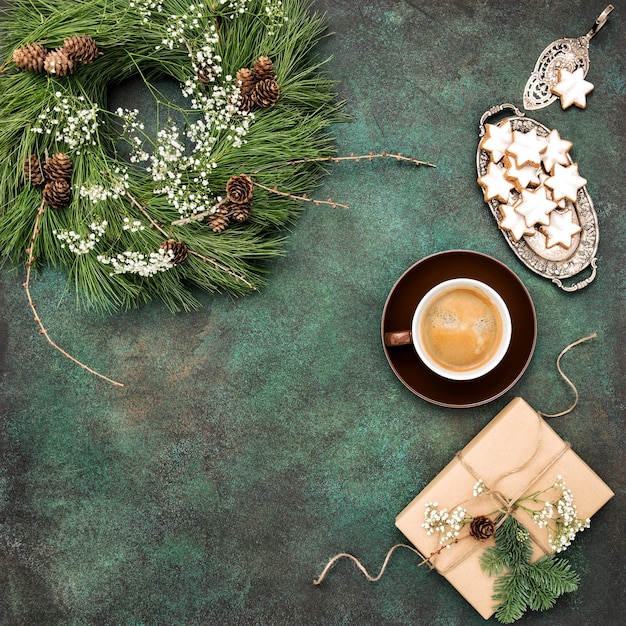 Ghirlanda di Natale, biscotti a stella, caffè e regalo incartato. Immagine tonica in stile vintage