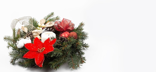 Ghirlanda di Natale con nastro rosso e decorazione dorata isolata su sfondo bianco