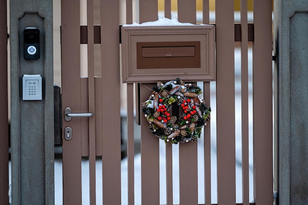 Ghirlanda di Natale sul cancello all'ingresso del primo piano della casa residenziale