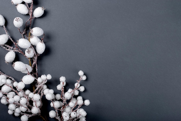 Ghirlanda di rami di neve dell'albero di Natale su uno sfondo grigio copia spazio piatto lay