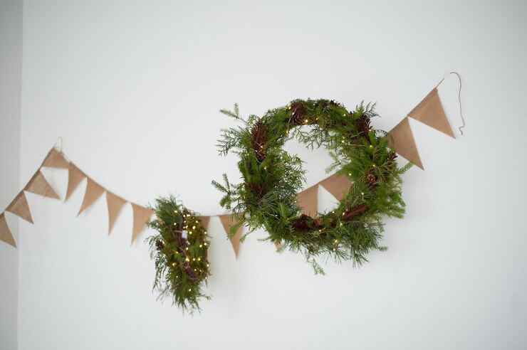 Foto ghirlande di capodanno e bandiere artigianali su uno sfondo bianco decorazioni di capedanno e natale