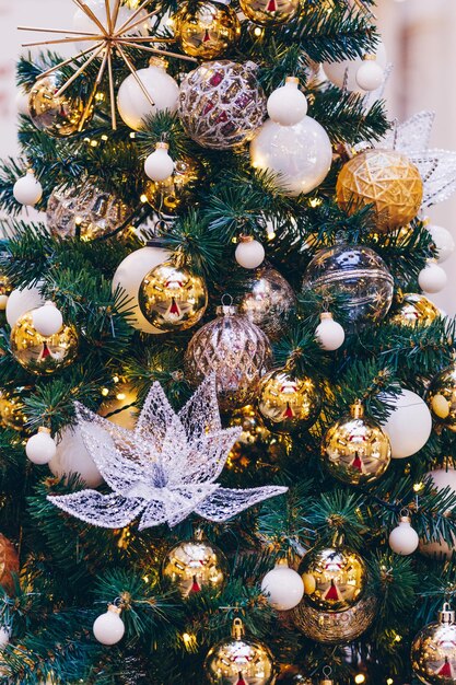 Ghirlande di palle di Natale dorate e decorazioni sull'albero di Capodanno