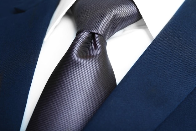 Giacca maschile con camicia e cravatta da vicino