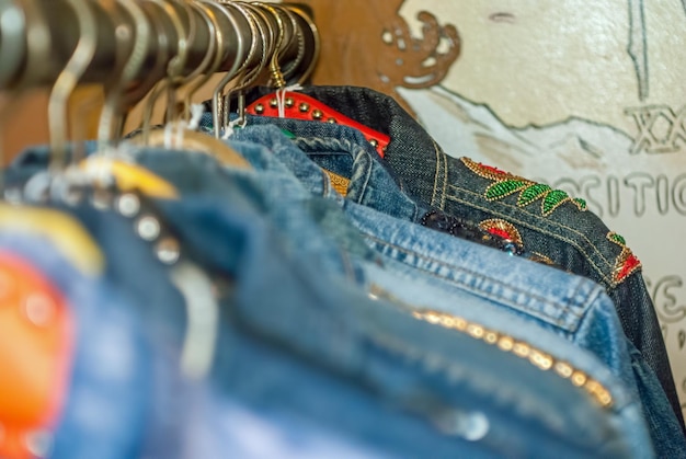 Giacche di denim appese su un portafogli per i vestiti.