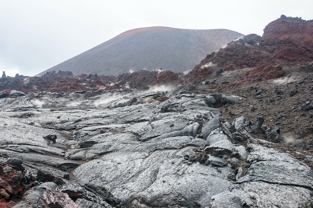 giacimento di lava e vulcano sulla Kamchatka