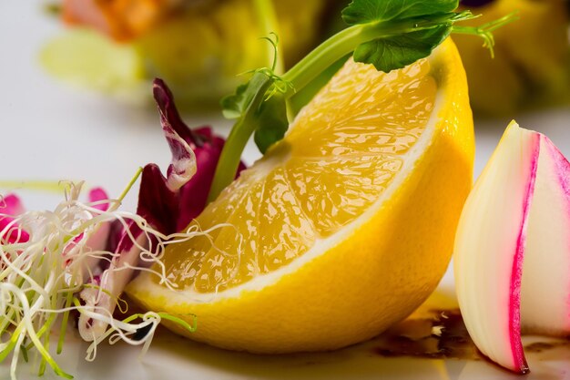 Giallo limone e verdure fresche