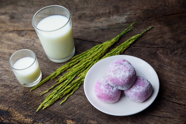 Giapponese dolce sesamo nero daifuku con latte di riso e spiga di riso