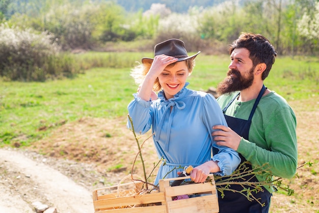 Giardinaggio agricoltura e concetto di persone. Bella giornata di primavera di coppia.