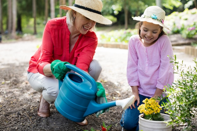 Giardinaggio della nonna e della nipote