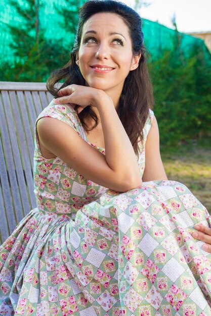 Giardinaggio femminile. Ragazza matura che fa giardinaggio nel suo cortile. stagione primaverile, scena rurale