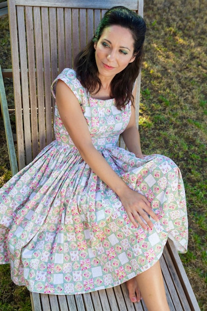 Giardinaggio femminile. Ragazza matura che fa giardinaggio nel suo cortile. stagione primaverile, scena rurale