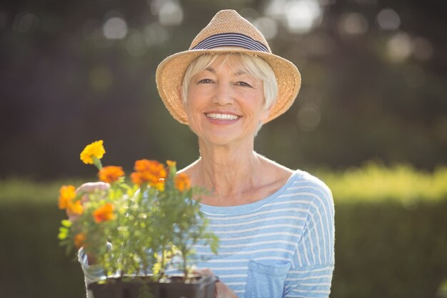 Giardinaggio senior della donna