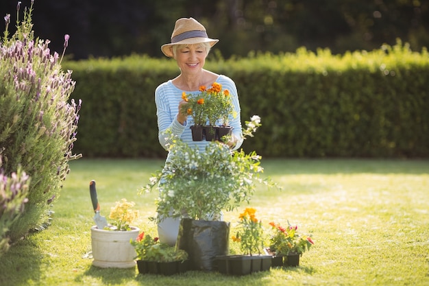 Giardinaggio senior della donna