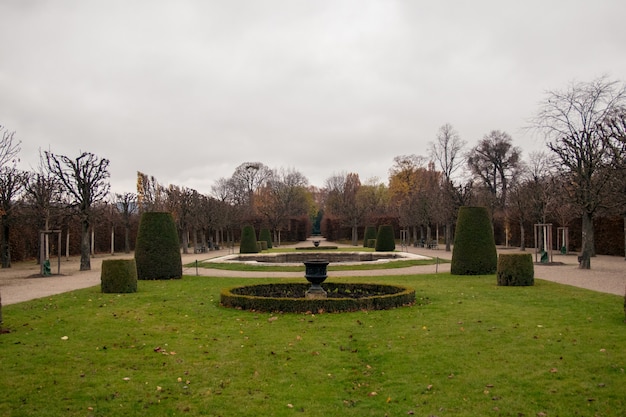 Giardini del castello di Schönbrunn in una giornata nuvolosa
