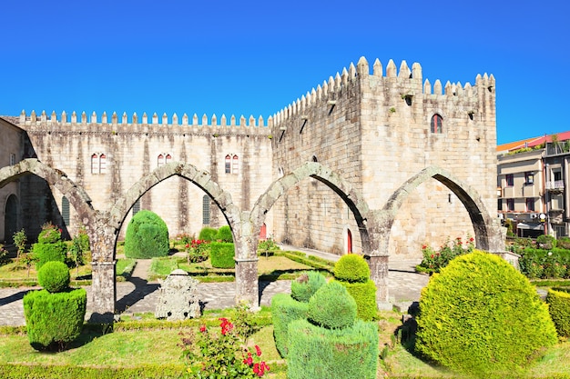 Giardini di Santa Barbara con il castello di Braga, Portogallo