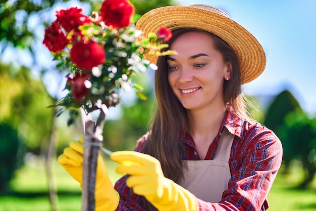 Giardiniere della donna nel cortile dei fiori