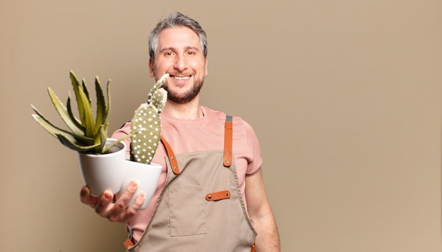 Giardiniere di mezza età con cactus