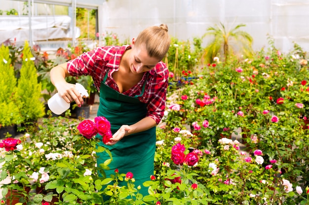 Giardiniere femminile nel giardino del mercato o nella scuola materna