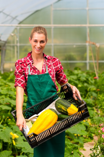 Giardiniere femminile nel giardino del mercato o nella scuola materna