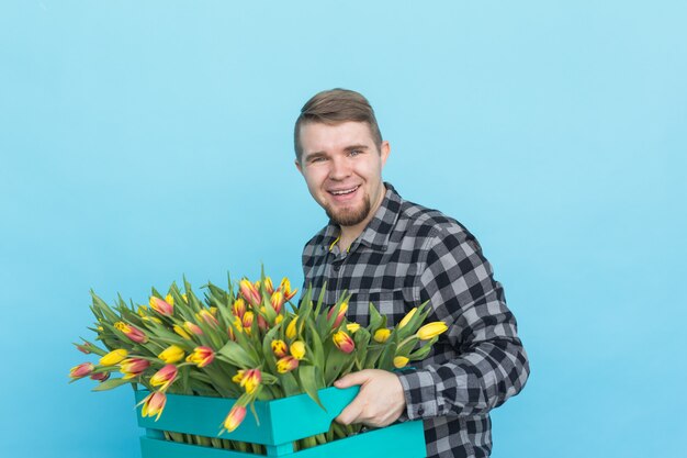 Giardiniere maschio caucasico con scatola di tulipani