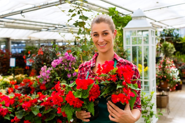 giardiniere nel suo negozio di fiori casa verde