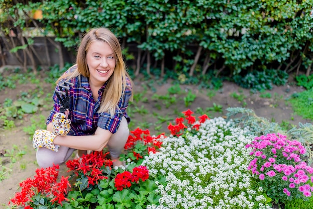 Giardiniere prendersi cura delle sue piante in un giardino. Donna in giardino