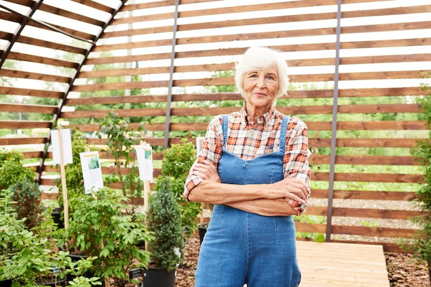 Giardiniere senior sorridente