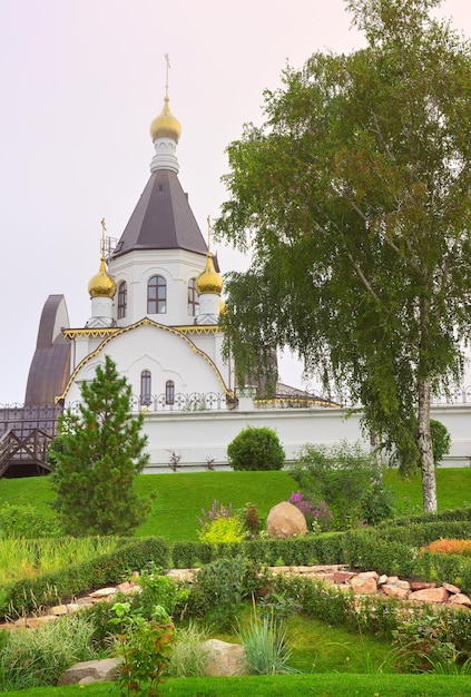 Giardino alpino ai piedi della tenda Chiesa ortodossa dietro la recinzione del monastero Krasnoyarsk