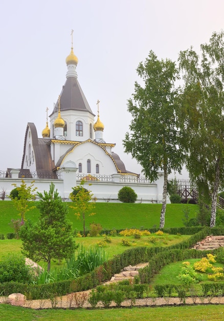 Giardino alpino ai piedi della tenda Chiesa ortodossa dietro la recinzione del monastero Krasnoyarsk