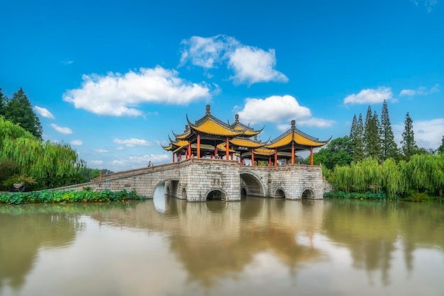 Giardino cinese snello del lago occidentale a Yangzhou in Cina