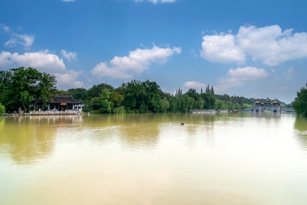 Giardino cinese snello del lago occidentale a Yangzhou in Cina