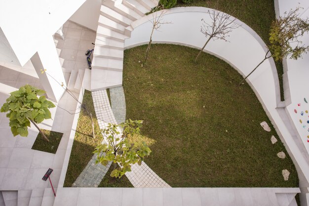 Giardino davanti alla casa moderna