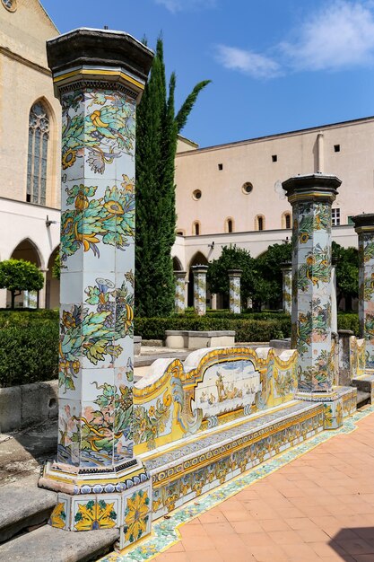 Giardino del chiostro del Monastero di Santa Chiara a Napoli Italia