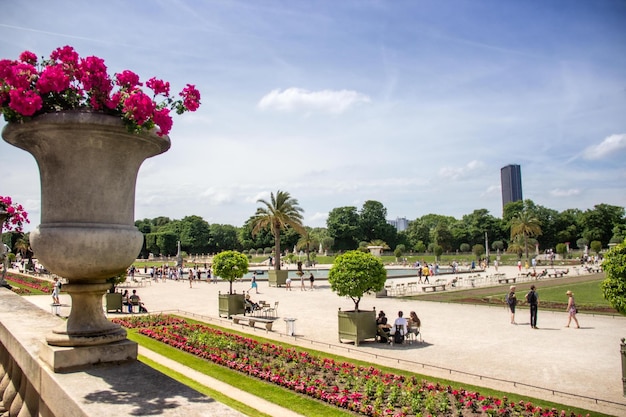 Giardino del Lussemburgo a Parigi con un bellissimo parco fiorito