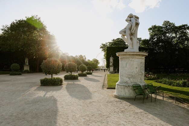 Giardino delle Tuileries a Parigi al tramonto