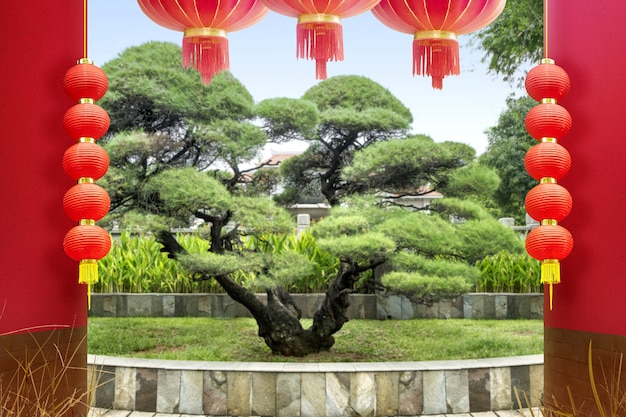 Giardino e alberi con lanterna pensile