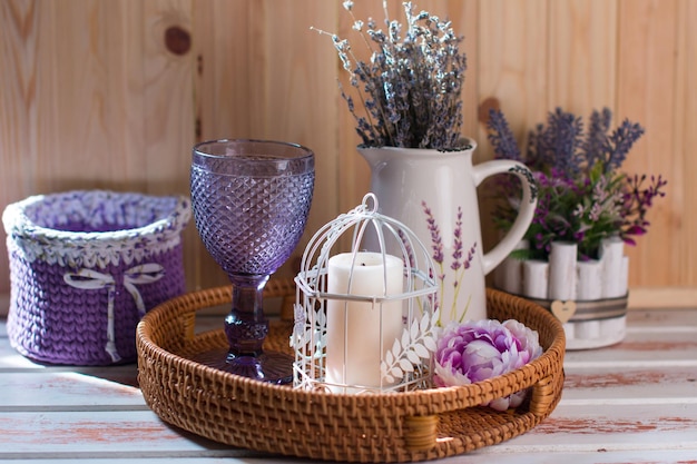 Giardino e interno della casa di campagna su sfondo di legno Bicchiere da vino lilla e jugvase con lavanda in stile provenzale