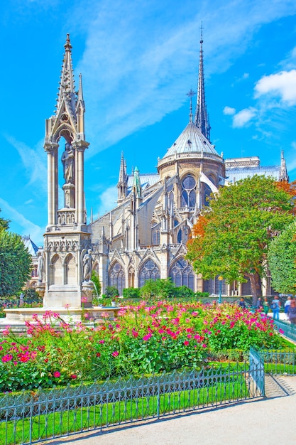 Giardino e retro della Notre Dame de Paris in giornata di sole, France