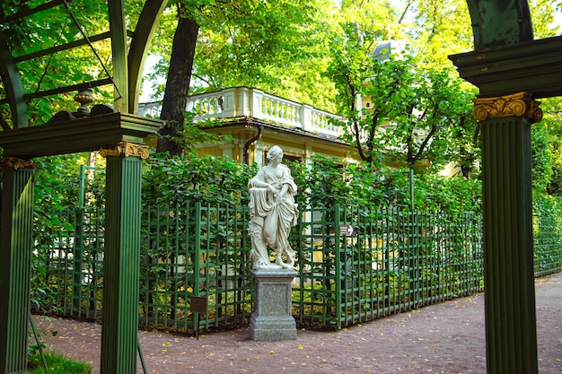 Giardino estivo a San Pietroburgo complesso del parco un monumento dell'arte paesaggistica