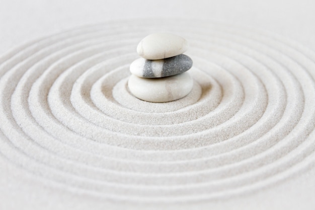 giardino giapponese Zen con pietre di bilanciamento
