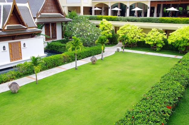 Giardino sentiero in pietra con erba