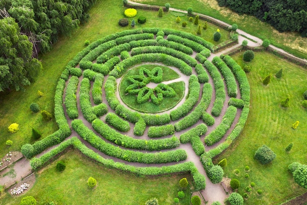 Giardino topiario a forma di labirinto, nel giardino botanico Grishka a Kiev.