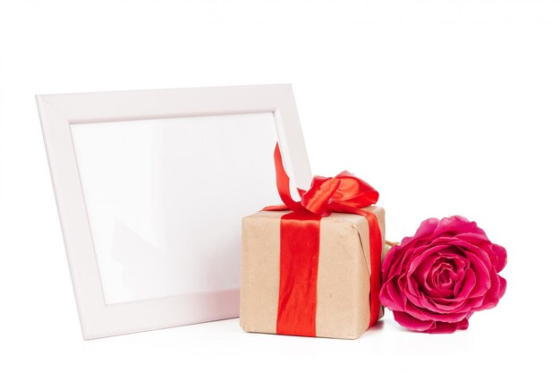 Giftbox e rosa isolati sul bianco