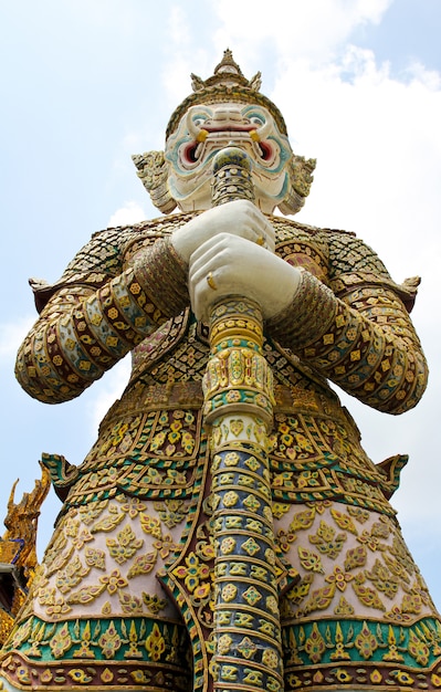 Gigante in Wat Phra Kaeo, il grande palazzo reale - Bangkok, Tailandia.