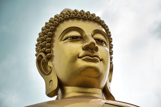 Gigante statua d'oro di Buddha di dhammakaya thep mongkol buddha nel tempio di wat paknam bhasicharoen