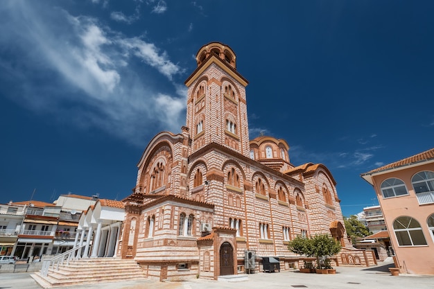 Gigantesca cattedrale greco-ortodossa contro il vivido cielo blu in una piccola città mediterranea vicino a Salonicco