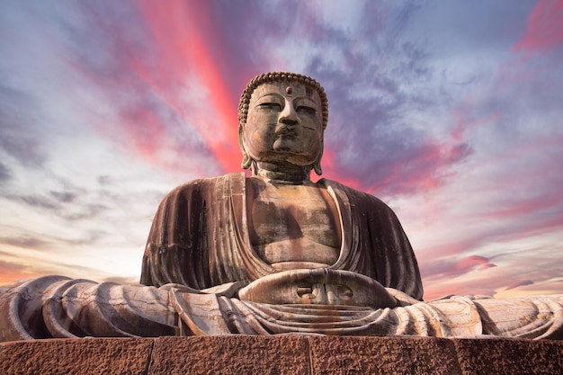 Gigantesca statua del Buddha sotto al tramonto